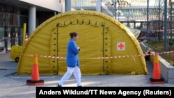 Šator za prijem novih pacijenata ispred bolnice u Stokholmu