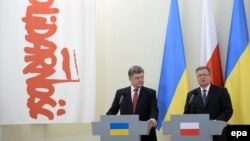 Президенти України і Польщі, Петро Порошенко (ліворуч) та Броніслав Коморовський, Варшава, 17 грудня 2014 року