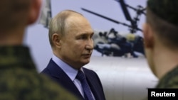 Ruski predsednik Vladimir Putin razgovara s vojnim pilotima u mestu Toržok, 27. mart 2024.