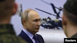 Руският президент Владимир Путин разговаря с военни пилоти в 344-ия държавен център за бойно използване и преквалификация на летателни екипажи на руското министерство на отбраната в град Торжок в Тверска област, Русия, 27 март 2024 г.