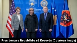 Presidentja e Kosovës, Justina Shiroka Pula, në takim me senatorët amerikanë, Jeanne Shaheen dhe Dick Durbin, në Prishtinë, 12 tetor 2026.