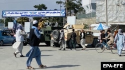 Avganistanci čekaju ispred aerodroma u Kabulu (20. avgust 2021)
