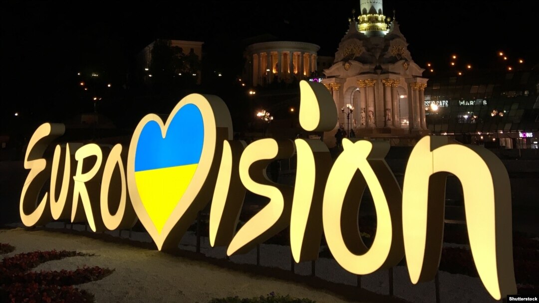 Офіційний логотип «Євробачення-2017» на майдані Незалежності в Києві в нічний час