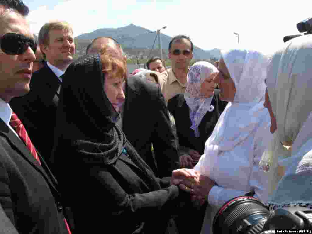 BiH - Visoka predstavnica EU-a za vanjsku politiku i sigurnost Catherine Ashton posjetila je Memorijalni centar Potočari, gdje je položila cvijeće za žrtve Masakra u Srebrenici, 18. april 2013. 