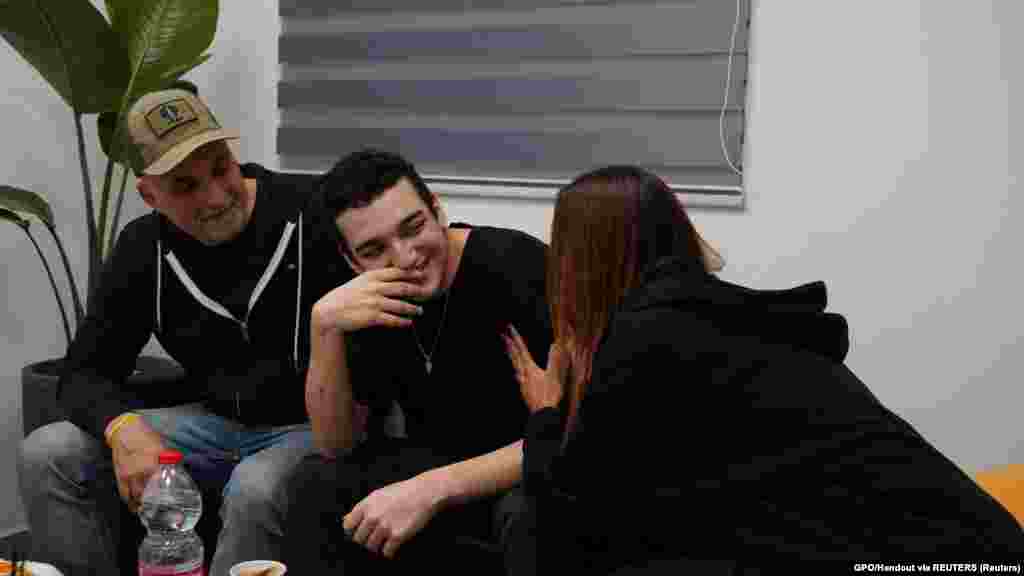 A túsz szabadon bocsátása és Izraelbe szállítása után folytatódtak a harcok a gázai övezetben. Megfigyelők szerint a helyi lakosságot éhínség sújtja, és a segélycsomagok nehezen jutnak el a térségbe