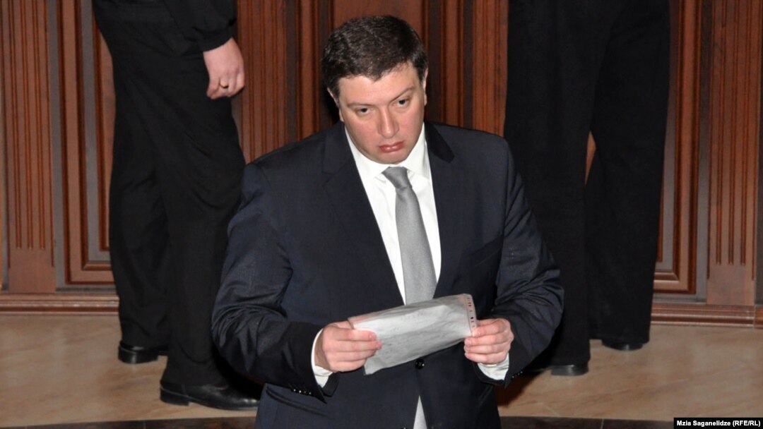 Когда слово предоставили Гиги Угулава, он заговорил о несправедливом решении, которое, на его взгляд, вынес в пятницу судья Георгий Гогинашвили, определивший экс-мэру столицы два месяца предварительного заключения