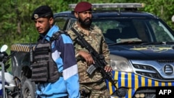 Personalul de securitate stă de pază la un punct de control din „zona roșie” a orașului Islamabad, pe 9 aprilie 2026.