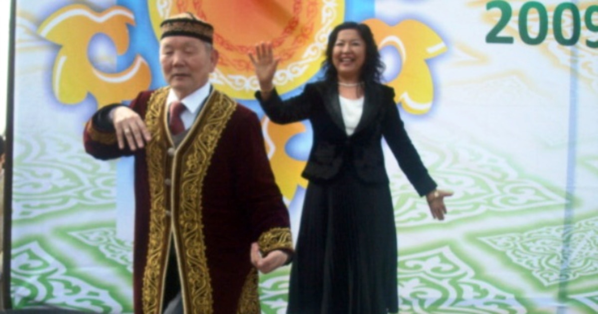 Ұйықтап жатқан әйелдің бетіне түсірілген порно