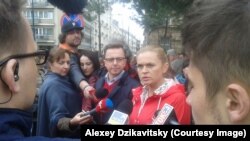 Барбара Новацка, лидер польской партии "Твое движение", дает интервью журналистам во время акции протестов против законопроекта, запрещающего аборты.