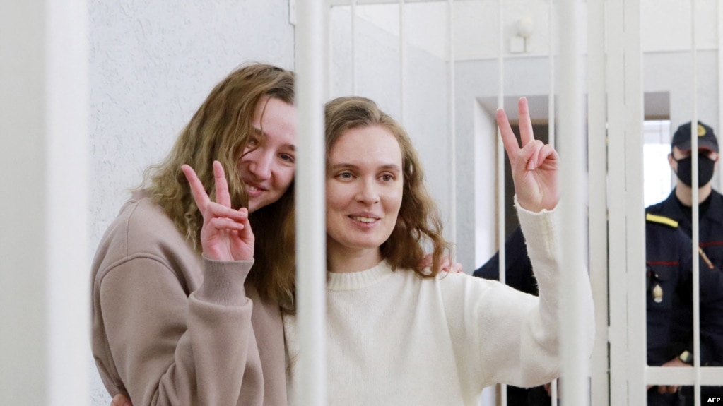 Журналисты «Белсата» Екатерина Андреева и Дарья Чульцова в зале суда.