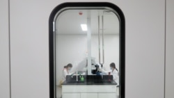 Сотрудницы лаборатории китайского производителя вакцины Sinovac Biotech.