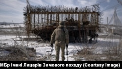 Український військовий на трасі Костянтинівка-Дружківка, лютий 2026 року