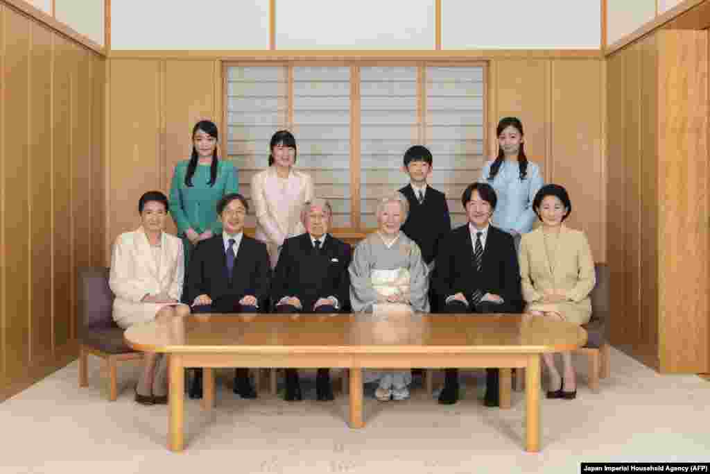 این آخرین جشن سال نو با حضور امپراتور آکیهیتو در ژاپن است (در تصویر مراسم سال نو در کاخ پادشاهی). آکیهیتو تا چند ماه دیگر تخت شاهی را به پسرش می&zwnj;دهد و در نتیجه دوره تاریخی &laquo;هـیسه&zwnj;ئی&raquo; در ژاپن نیز به پایان می&zwnj;رسد.&nbsp; 