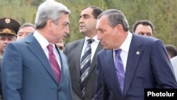  Serzh Sarkisian (solda) və Surik Khachatrian