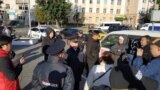 Полиция возле запертой машины депутата Цыренова в центре Улан-Удэ, 9 сентября 2019 года