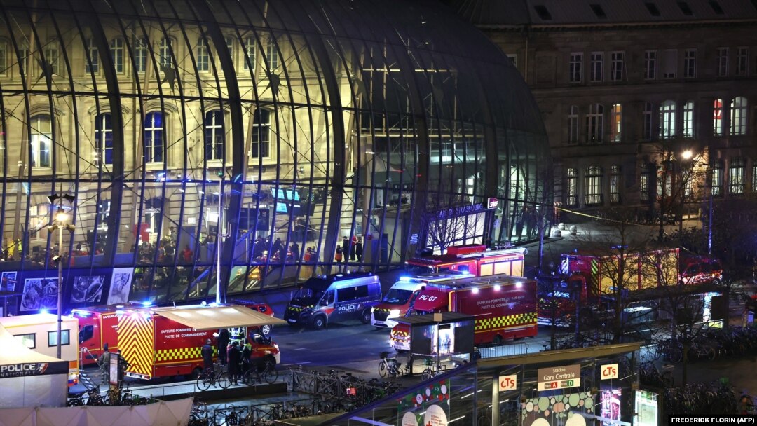 Ambulanțele acordă îngrijiri zecilor de răniți aflați în cele două tramvaie care s-au ciocnit la Strasbourg în vestul Franței. 