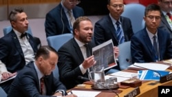 În imagine, ministrul de externe al Estoniei, Margus Tsahkna (în centru, cu o fotografie în mână), în timpul ședinței Consiliului de Securitate al ONU.