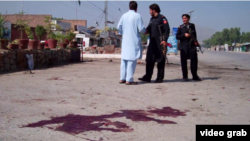 Pakistanda janyndan geçen bombaçy ýerli hökümet binasynyň daşynda özüni partlatdy. 1-nji sentýabr, 2015 ý.