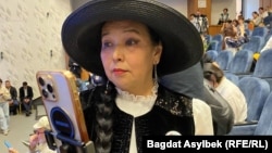 Гид Дана Меирбекова на слушаниях по проекту горного курорта в Кок-Жайлау. 26 мая 2026 года