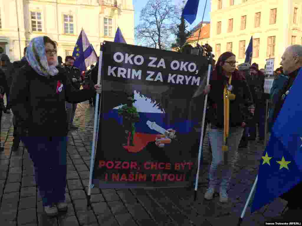 Напис на банері: &laquo;Око за око, крім [кримінал] за Крим. Обережно, хоче бути й нашим татом!&raquo;