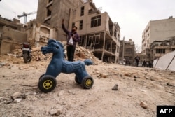 Мъж стои до останките от къщи, унищожени при въздушни удари в Техеран, 15 март 2026 г.