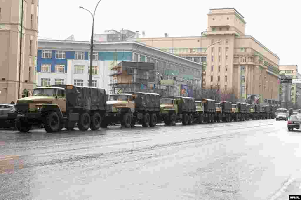 В преддверии Марша несогласных в Москву были стянуты дополнительные силы ОМОНа и внутренних войск. Колонна внутренних войск на проспекте Академика Сахарова
