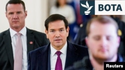 Sekretari amerikan i Shtetit, Marco Rubio (në mes) 