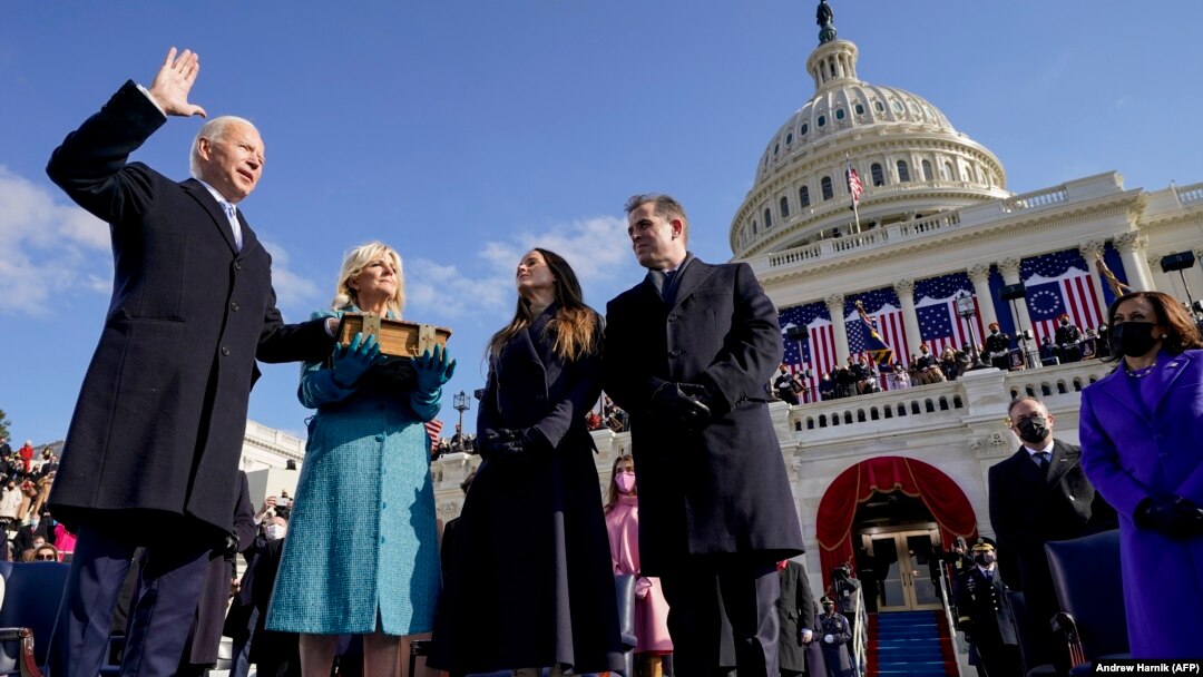 Joe Biden polaže zakletvu na ceremoniji u Washingtonu, 20. januar