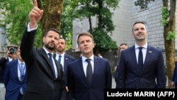 Francuski predsednik Emanuel Makron (u sredini) s predsednikom Crne Gore Jakovom Milatovićem i premijerom Milojkom Spajićem (desno), Cetinje, 4. jun 2026.