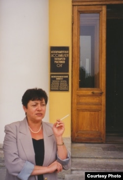 Рая Вайль у дверей Таврического дворца, Петербург, 1999. Фото Ивана Толстого