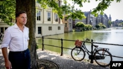 Mark Rutte leköszönő holland miniszterelnök távozik a hágai Binnenhofból 2024. június 26-án