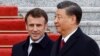 Президент Франции Эммануэль Макрон (слева) и глава Китая Си Цзиньпин. Пекин, 6 апреля 2023 года