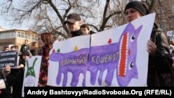 Близько двох тисяч киян вийшли на захист Пейзажної алеї від чергової спроби її забудови, Київ, 17 березня 2012 року