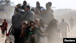 Palestinci se vraćaju u svoja mjesza, nakon povlačenja izraelskih snaga iz tog područja, usred primirja između Izraela i Hamasa u Gazi, u Khan Younisu, na jugu Pojasa Gaze 11. 10. 2025.