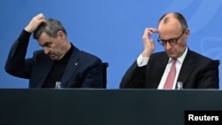 Cancelarul creștin democrat, Friedrich Merz, (dreapta), la o conferință de presă pe 28 ianuarie, după o ședință a coaliției de guvernământ de la Berlin