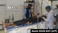 یکی از اعضای شورای استان قندوز می‌گوید «شماری بین ۵۰ تا ۶۰ نفر» در این حمله «که به یک مکتب انجام شده» کشته شده‌اند.