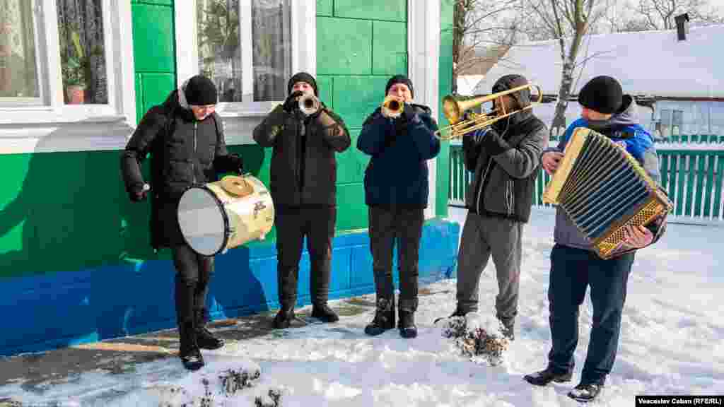 Ceata este însoțită de muzicanți, care interpretează cântece de joc și voie bună pentru a bucura gazdele și a chema fetele la joc.