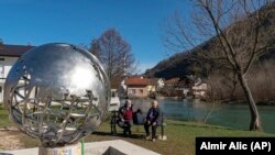 Stanovnici opštine Jezero sjede pored metalne 'Zemlje'