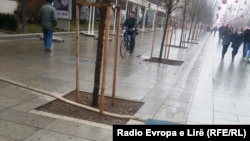 Problemet me ujërat e zeza në sheshin "Nënë Tereza", në Prishtinë.