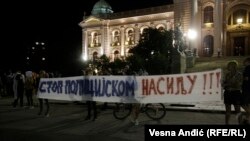 Demonstranti su između ostalog tražili da se prestane sa policijskim nasiljem koje s emoglo videti prethodnih večeri u Beogradu, 13. jul 2020. 