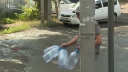 Сотни семей в черте Алматы живут без водопровода. Они пьют воду из родника