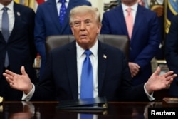 Президент США Дональд Трамп зустрічається з керівниками туристичних компаній в Овальному кабінеті Білого дому у Вашингтоні