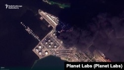 На супутниковому знімку Planet Lab, зробленому 3 червня, видно дим, що піднімається з нафтового терміналу поблизу Санкт-Петербурга, Росія, в який влучили українські безпілотники