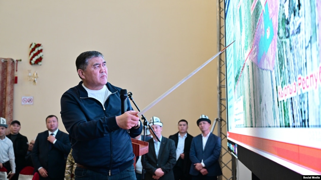 УКМКнын төрагасы Камчыбек Ташиев Баткен облусунун тургундарына кыргыз-тажик чек арасы боюнча маалымат берип жатат.