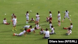 Live Your Goals футбол шарасына қатысушы оқушы қыздар. Шымкент, 3 қыркүйек 2016 жыл.