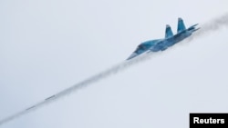 Un bombardier rus Suhoi Su-34 trage rachete în timpul unui joc de război în afara orașului Riazan din Rusia.