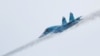 Un avion de vânătoare și bombardament Suhoi 34 (Su-34) al Forțelor Aeriene ale Rusiei trage cu rachete în timpul unor jocuri militare organizate în poligonul Dubrovichi de lângă Riazan, Rusia, 27 august 2021.