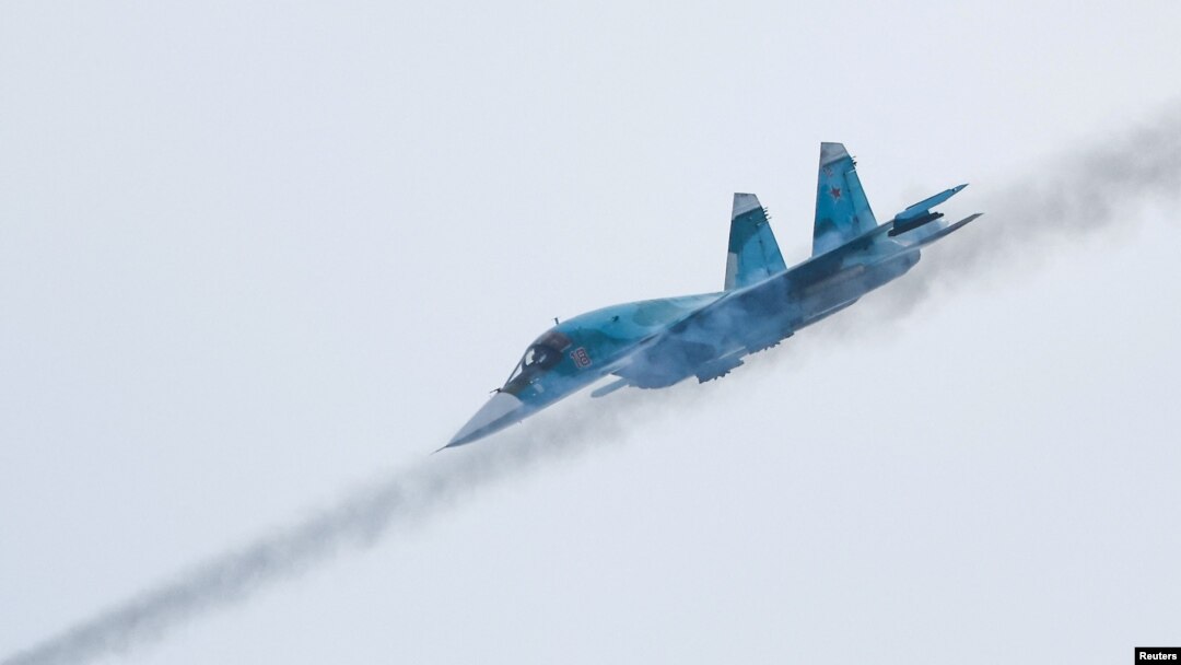 Un avion de vânătoare și bombardament Suhoi 34 (Su-34) al Forțelor Aeriene ale Rusiei trage cu rachete în timpul unor jocuri militare organizate în poligonul Dubrovichi de lângă Riazan, Rusia, 27 august 2021.