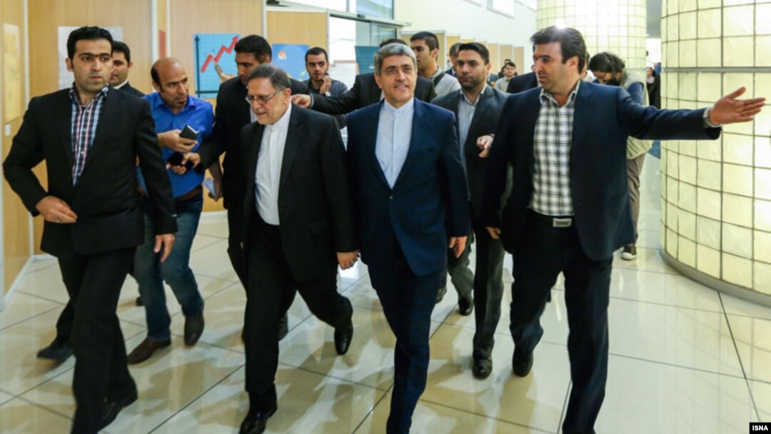 سیف، نفر دوم از سمت چپ