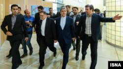 سیف، نفر دوم از سمت چپ